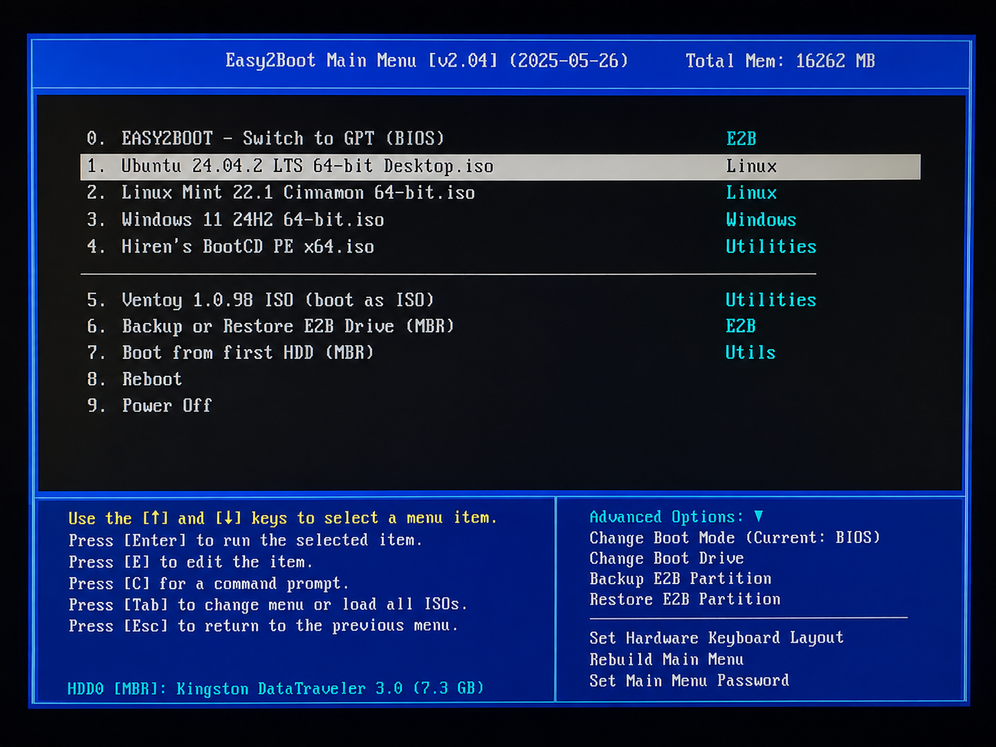 Menu de boot do Easy2Boot listando várias ISOs disponíveis para inicialização, incluindo Linux e Windows
